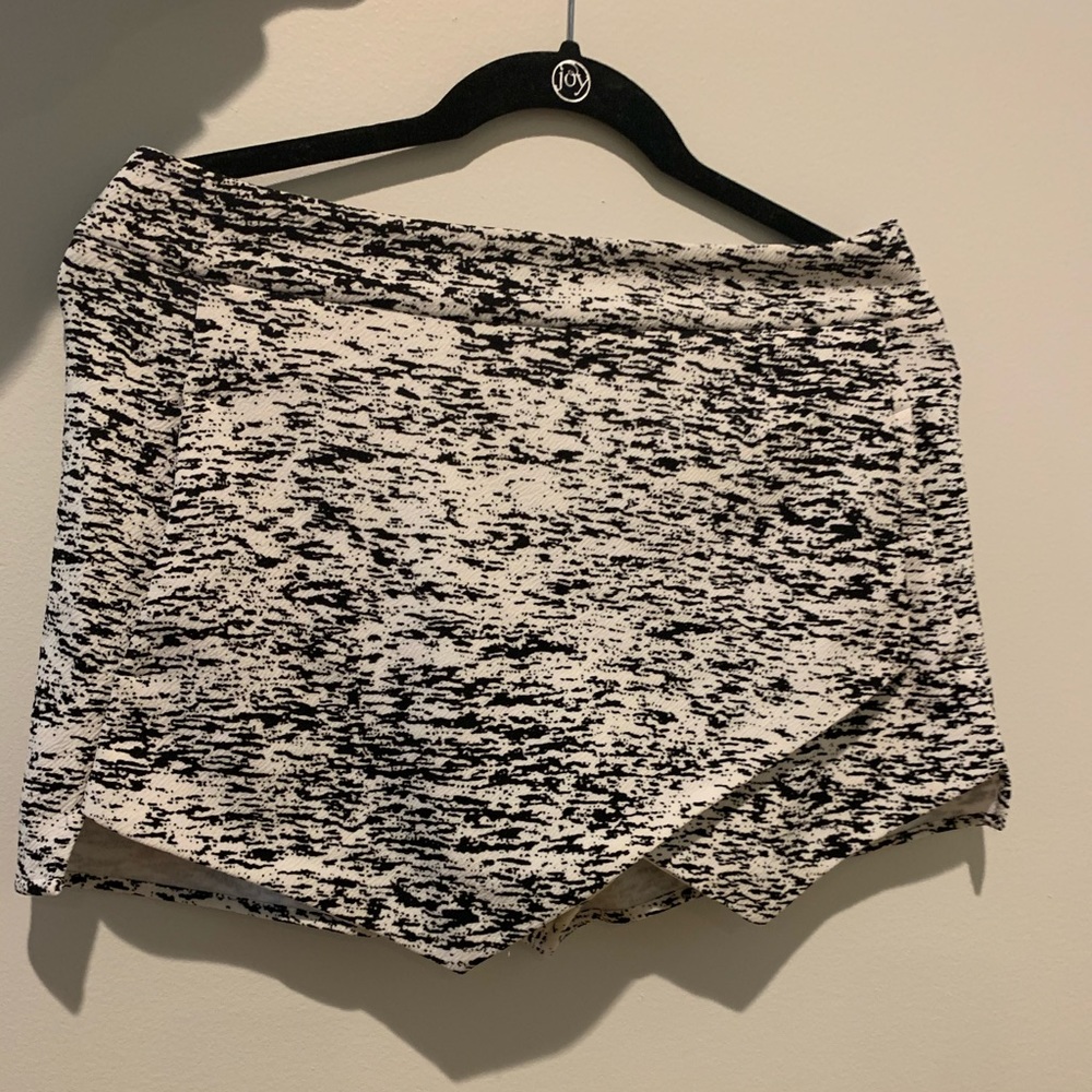 Bloomingdales Aqua Black & White Skort